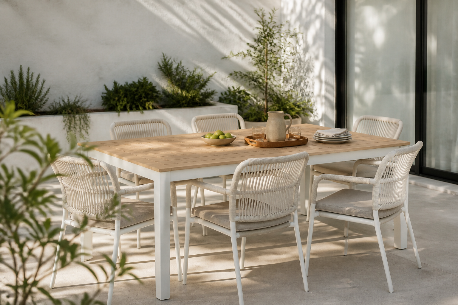 Is een complete tuinset de meerprijs waard? 5 sets naast elkaar