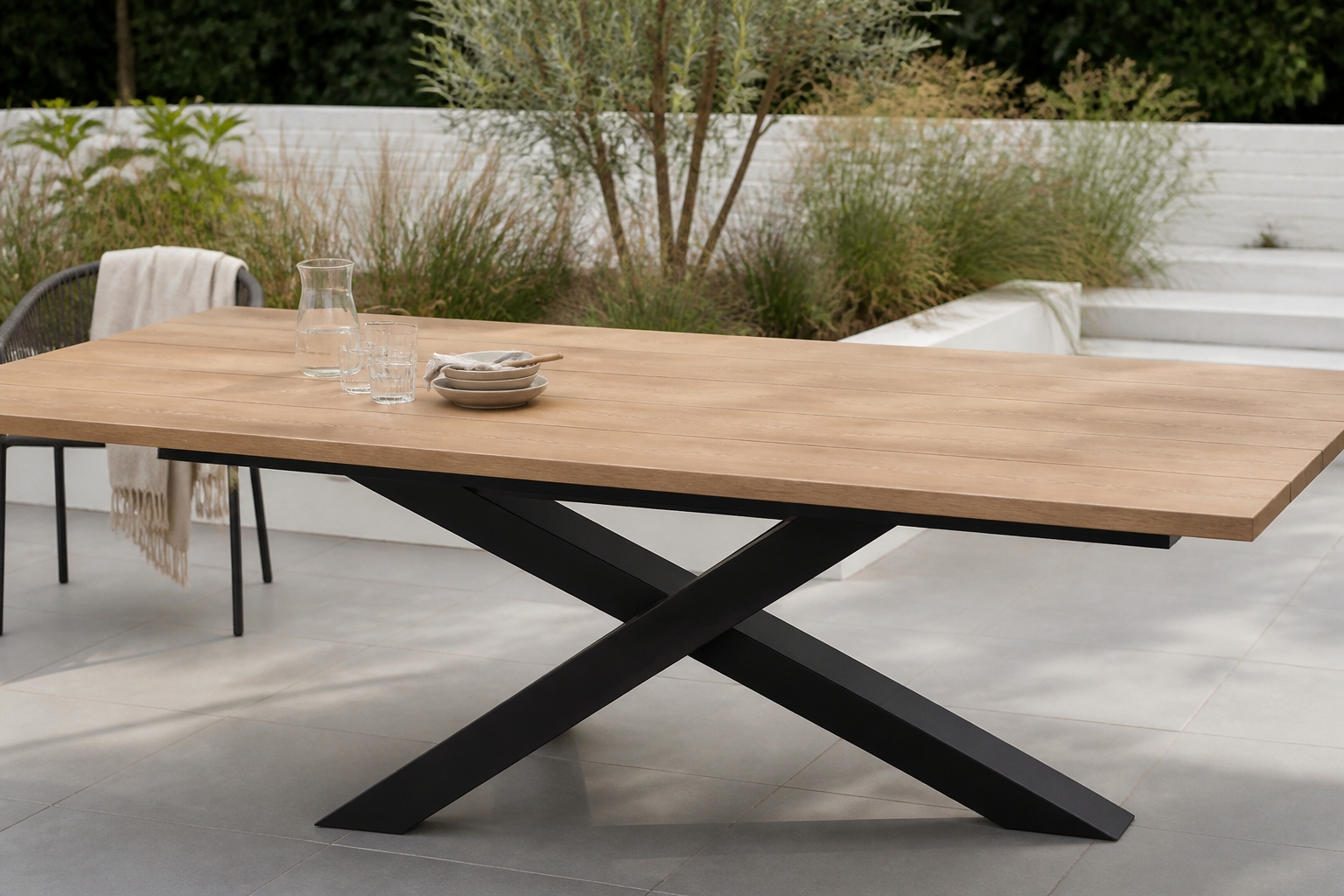 Tuintafel met kruispoot of vier poten: welke staat stabieler?